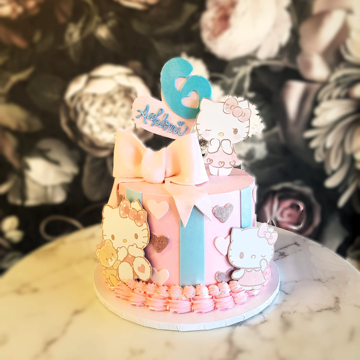 Custom luxury cake design
Elegant birthday cake, caes near me